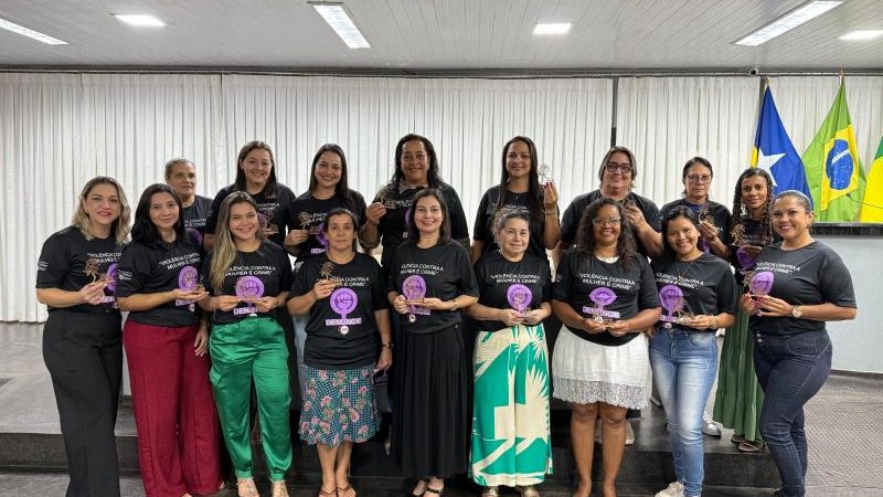 Foto 4 da matéria: Janete Lins leva mensagem contra a violência à mulher pelos órgãos públicos de Rolim de Moura