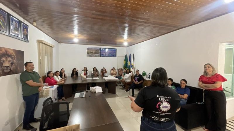 Foto 2 da matéria: Janete Lins leva mensagem contra a violência à mulher pelos órgãos públicos de Rolim de Moura