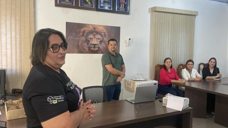 Foto 1 da matéria: Janete Lins leva mensagem contra a violência à mulher pelos órgãos públicos de Rolim de Moura