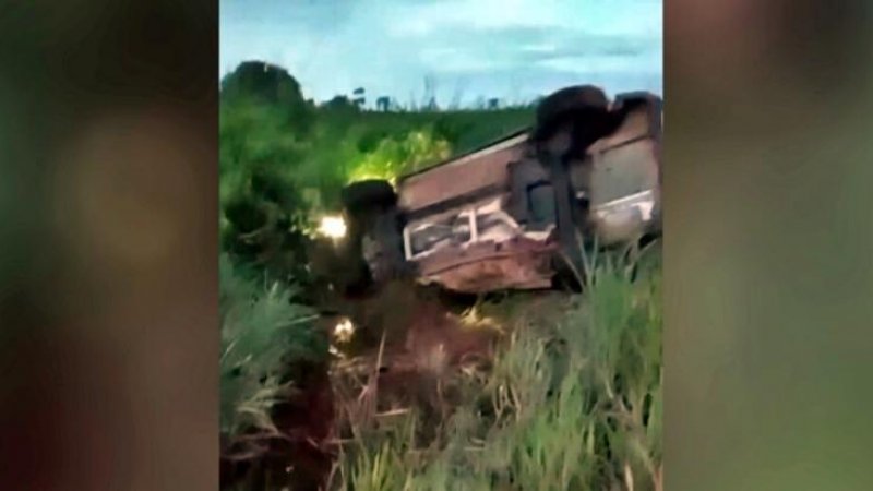 Foto 1 da matéria: Motorista fica preso às ferragens em colisão frontal na Rodovia 387 em Pimenta Bueno