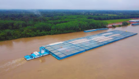 Supercomboio cruza o rio Madeira com toneladas de soja equivalente a 65 cristos...