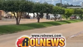 VÍDEO: Após perseguição, homem tenta investir contra policiais e acaba...