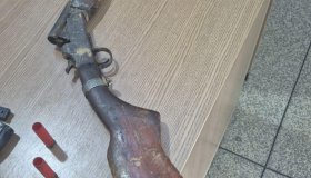 Homem efetua disparos de espingarda contra a ex-mulher e outros dois homens,...