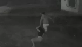 Jovem é agredida é arrastada no asfalto pelos cabelos por ex-namorado, em...
