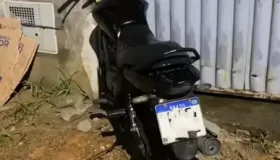 Motociclista morre após colidir com portão em Ji-Paraná; fio de telefone...