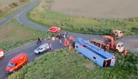 Acidente de ônibus deixa ao menos dez mortos no interior de MG