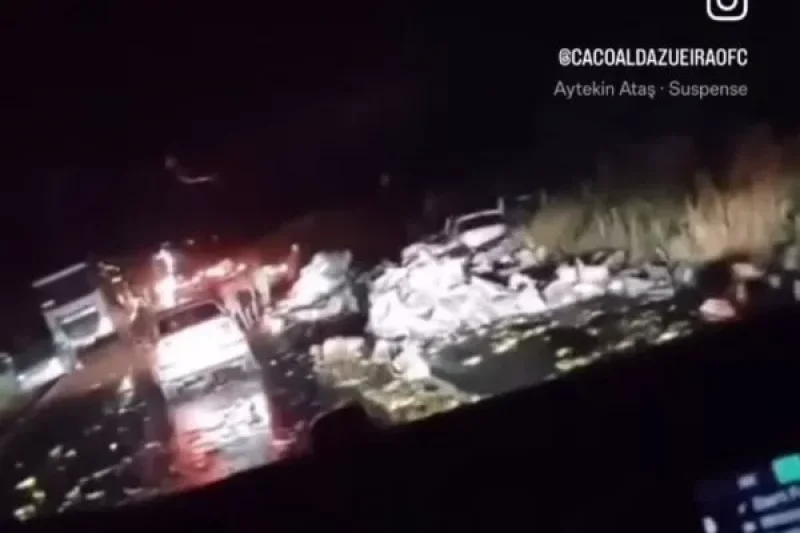 Carreta com carga de óleo de cozinha tomba na BR-364, perto do acesso a Rolim de Moura