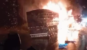 Grave acidente envolve duas carretas e causa incêndio na BR-364 próximo ao...
