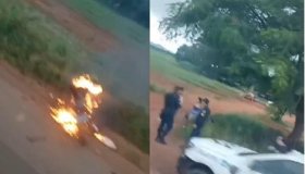 Motociclista toca fogo no próprio veículo após apresentar outro defeito em...