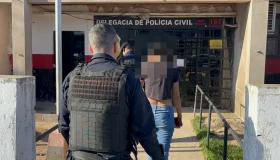 Mulher, com mandado de prisão expedido pela Justiça de Rolim de Moura, é...