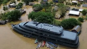 Navio da Marinha realiza transporte de cestas básicas para ribeirinhos...