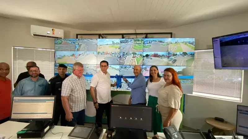 Foto 3 da matéria: Prefeitura de Rolim de Moura entrega sala de videomonitoramento do Projeto Cidades Inteligentes com presença do senador Confúcio Moura