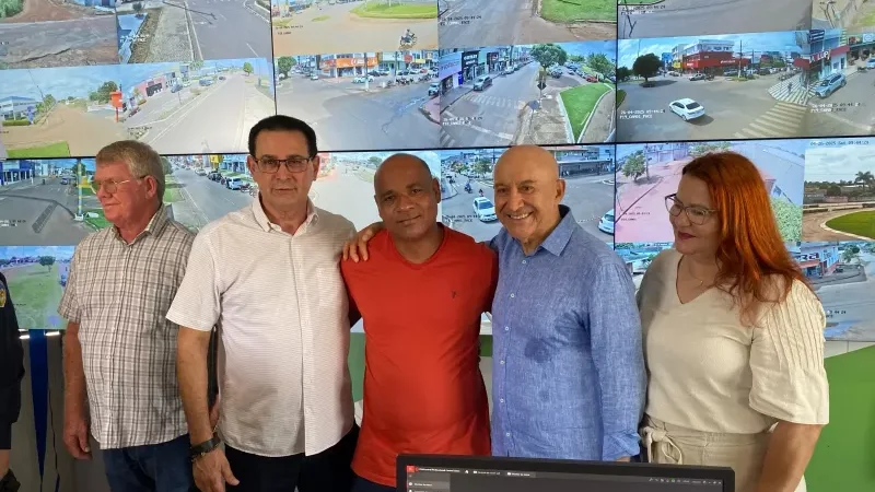 Foto 1 da matéria: Prefeitura de Rolim de Moura entrega sala de videomonitoramento do Projeto Cidades Inteligentes com presença do senador Confúcio Moura