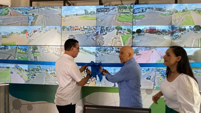 Foto 6 da matéria: Prefeitura de Rolim de Moura entrega sala de videomonitoramento do Projeto Cidades Inteligentes com presença do senador Confúcio Moura