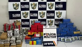 BR-364: Carreta com carga que saiu de Rolim de Moura tomba e PM apreende mais...