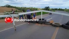 Moradores interditam BR-364 em Candeias do Jamari