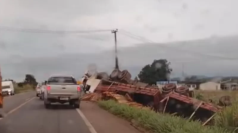 Foto 4 da matéria: Acidente Gravíssimo é Registrado na BR-364 Próximo a Presidente Médici na Madrugada desta Quinta-feira (29)