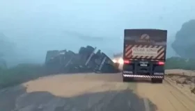 ASSISTA VÍDEOS: carreta graneleira e carro de passeio se envolvem em acidente...