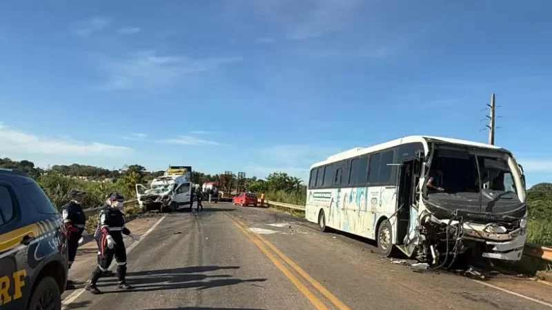 Foto 1 da matéria: Grave acidente entre ambulância e ônibus na BR-364 deixa mortos e feridos, próximo a Itapuã do Oeste