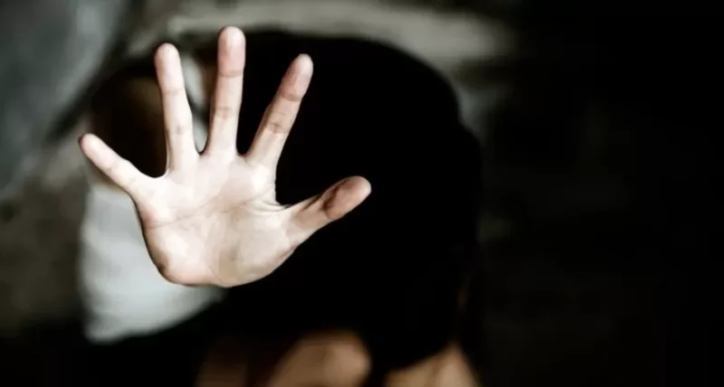 Mãe manda facção aplicar castigo na filha de 10 anos, em MT