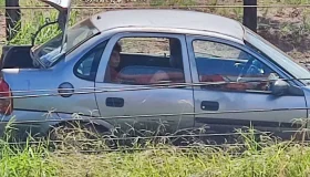 Motorista colide com poste na RO-010 e fica preso em veículo sob fiação de...