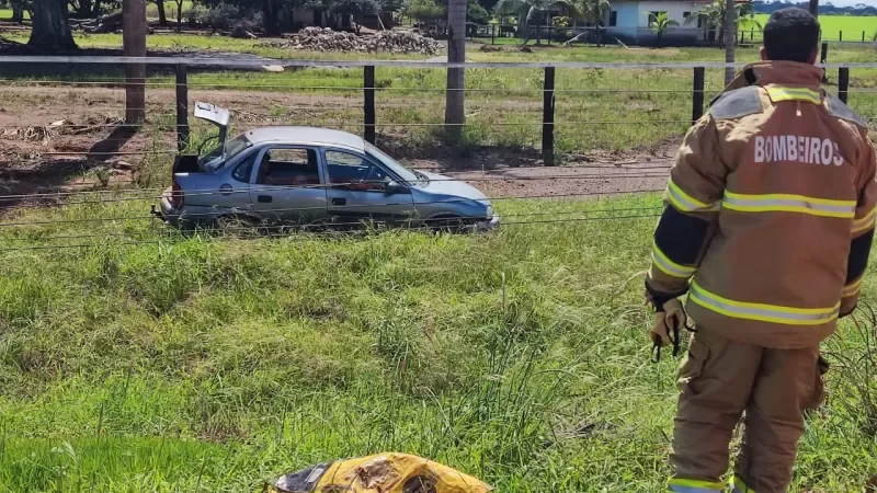 Foto 3 da matéria: Motorista colide com poste na RO-010 e fica preso em veículo sob fiação de alta tensão, em Rolim de Moura