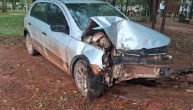 Rolim de Moura: Condutor perde o controle, colide em árvore no Bosque e foge...