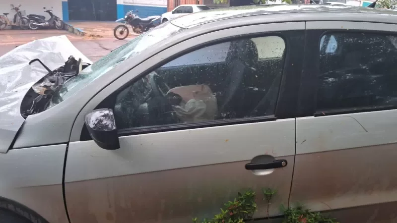 Foto 1 da matéria: Rolim de Moura: Condutor perde o controle, colide em árvore no Bosque e foge do local a pé