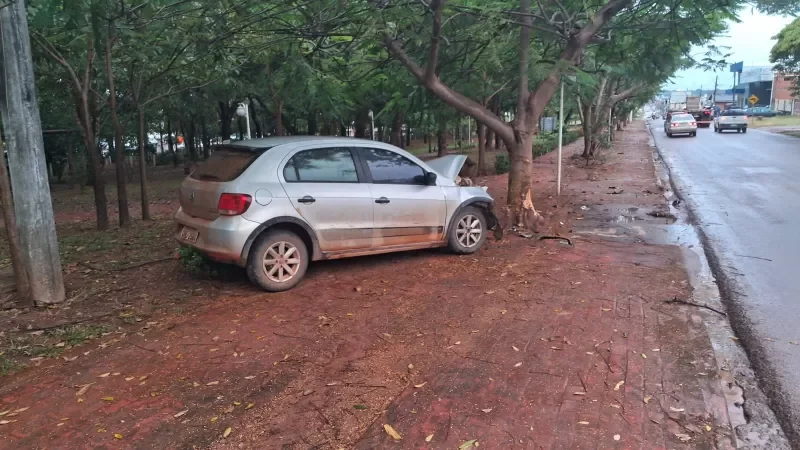Foto 3 da matéria: Rolim de Moura: Condutor perde o controle, colide em árvore no Bosque e foge do local a pé