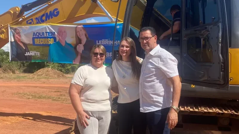 Foto 4 da matéria: A pedido da vereadora Janete Lins, Secretaria de Agricultura recebe Escavadeira Hidráulica