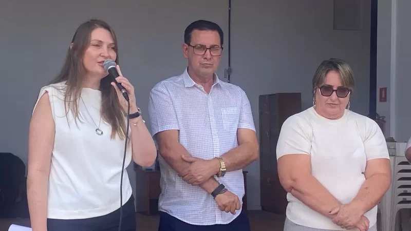 Foto 3 da matéria: A pedido da vereadora Janete Lins, Secretaria de Agricultura recebe Escavadeira Hidráulica