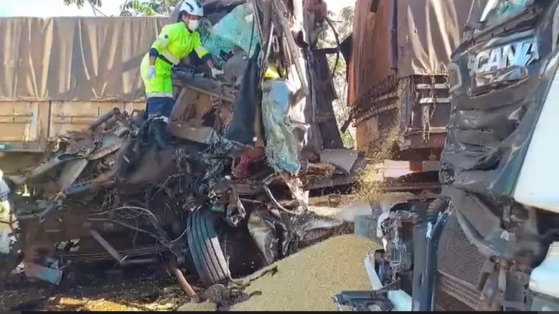 Foto 1 da matéria: Acidente envolvendo 6 carretas deixa um morto na BR-364 em MT