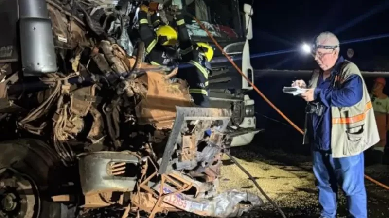Foto 2 da matéria: Acidente envolvendo 6 carretas deixa um morto na BR-364 em MT