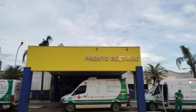 Adolescente de 16 anos morre após ser baleado na cabeça enquanto andava de...