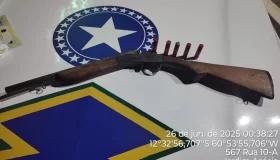 Adolescente é apreendido após ostentar espingarda nas redes sociais em...