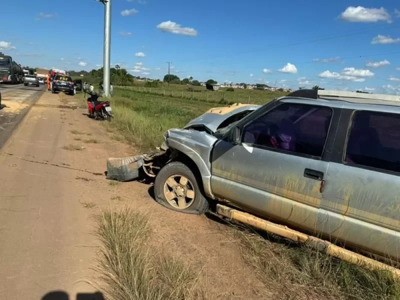 Caminhonete colide na traseira de ônibus da saúde de Nova Brasilândia na BR-364