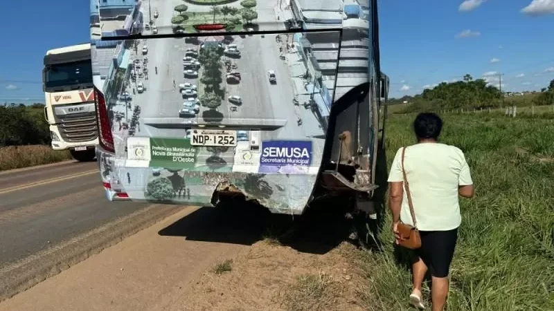 Foto 1 da matéria: Caminhonete colide na traseira de ônibus da saúde de Nova Brasilândia na BR-364