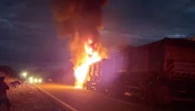 Carreta rodotrem pega fogo em rodovia que liga Vilhena a Colorado do Oeste