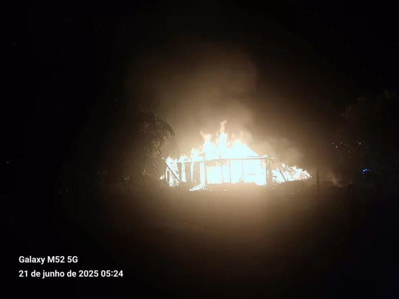Casa de madeira é totalmente destruída por incêndio no Setor 14, em Nova Brasilândia D’Oeste