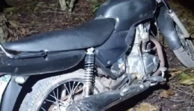 Condutor foge de abordagem e abandona motocicleta em cafezal, em Seringueiras