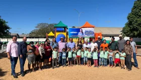 Deputada entrega playground e R$ 400 mil para a saúde em Cacaulândia