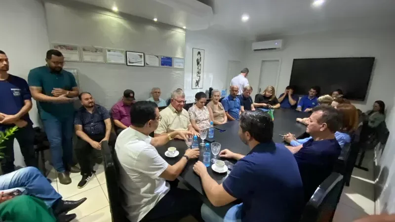 Foto 5 da matéria: Em reunião com deputado Maurício Carvalho, prefeito Aldo Júlio busca recursos para saúde e fortalecimento das ações voltadas ao autismo