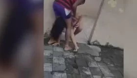 Esposa é surrada pelo marido após conversar com amigo em festa