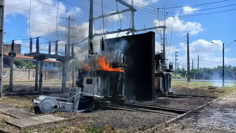 Foto 1 da matéria: Explosão atinge subestação de energia em Fortaleza