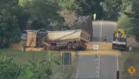 Homem morre preso às ferragens após acidente entre carreta e caminhão na...