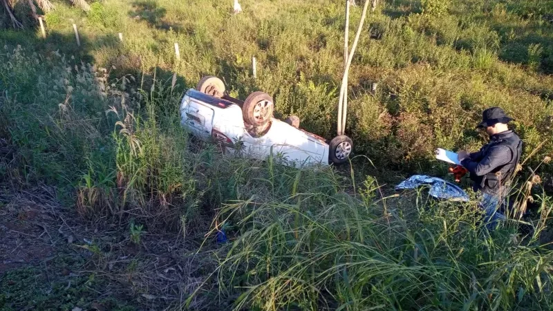 Foto 1 da matéria: Identificada a vítima que morreu em capotamento na RO-010, em Rolim de Moura