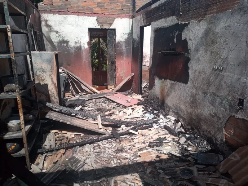 Incêndio destrói residência em Alta Floresta D’Oeste na noite de domingo (08)