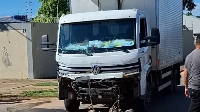Foto 1 da matéria: JI-PARANÁ: Acidente envolve dois caminhões, um dele tombou com carga de carne