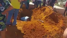 VIRALIZOU: Moradores ampliam cova em cemitério para realizar sepultamento, em...
