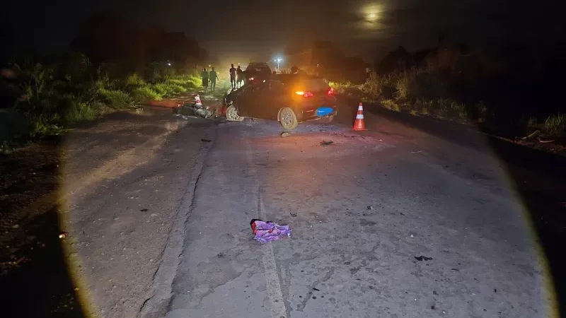 Foto 5 da matéria: Motociclista é socorrido em estado grave após colisão frontal com carro na RO-010 em Rolim de Moura